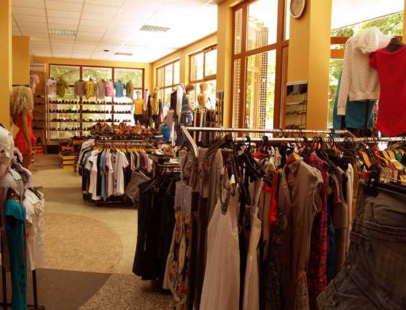 clothes_shop.jpg (40748 byte)